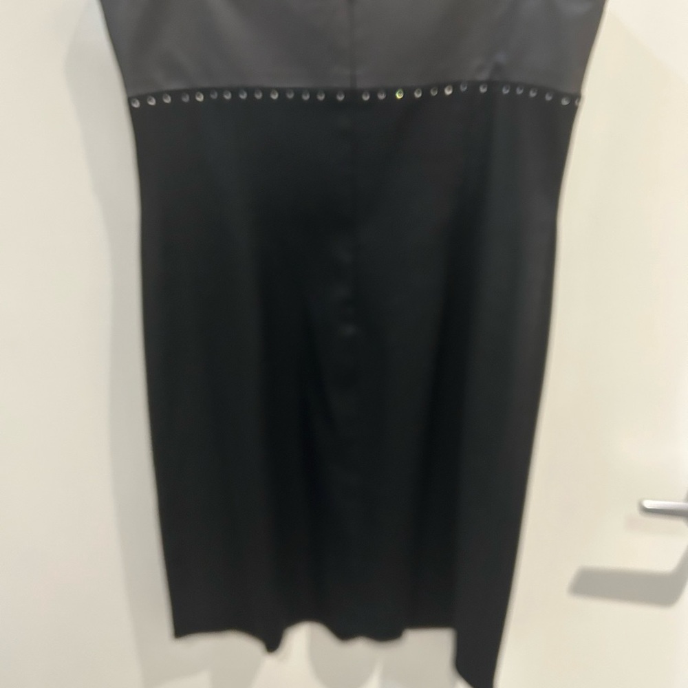 Gorgeous LAUNDRY cocktail satin dress - Picture 3 of 5